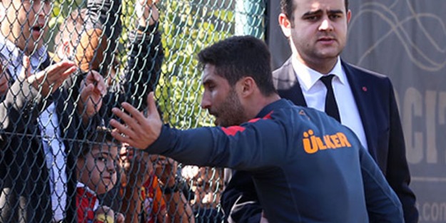 Sabri Sarıoğlu taraftarın üstüne yürüdü