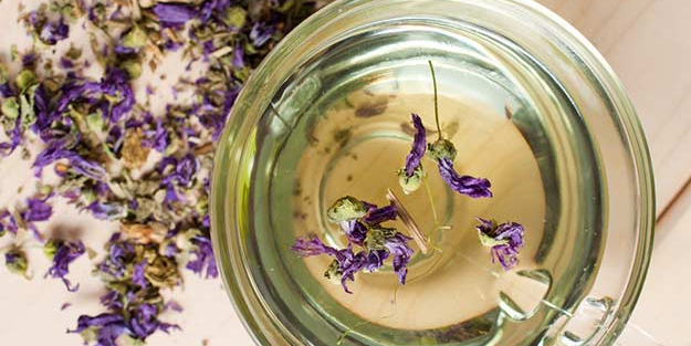 Saç dökülmesini pahalı ürünler kullanmadan doğal yolla durdurun: 40 yıl yapılan! Ak düşen saçlar tarih olacak