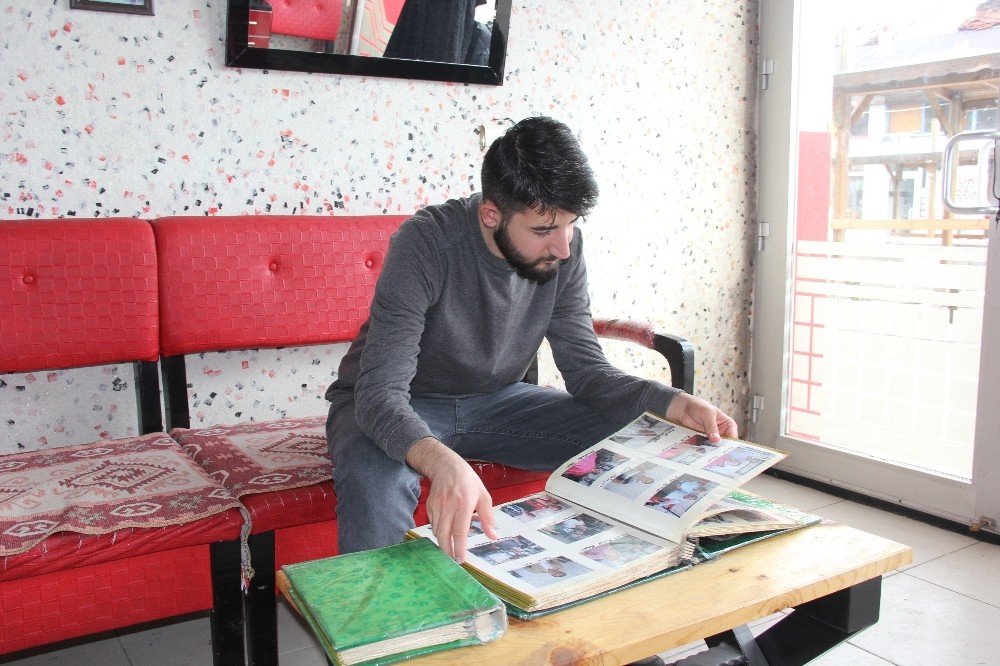 Saçını kestiği tüm müşterilerinden fotoğraf alıyor 
