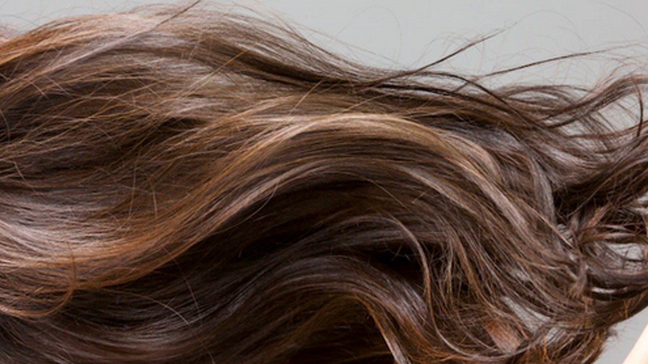 Saçınızın doğal rengine dönüyor, beyazlardan kurtuluyorsunuz: Nasıl döndü!