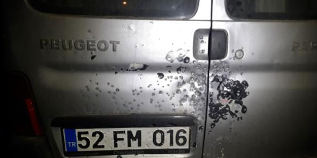 Saçma izlerine rastlanan şüpheli aracın bagajından tavuk çıktı