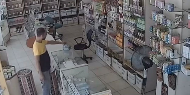 Sadaka kutusunu çalan vicdansız hırsız kamerada