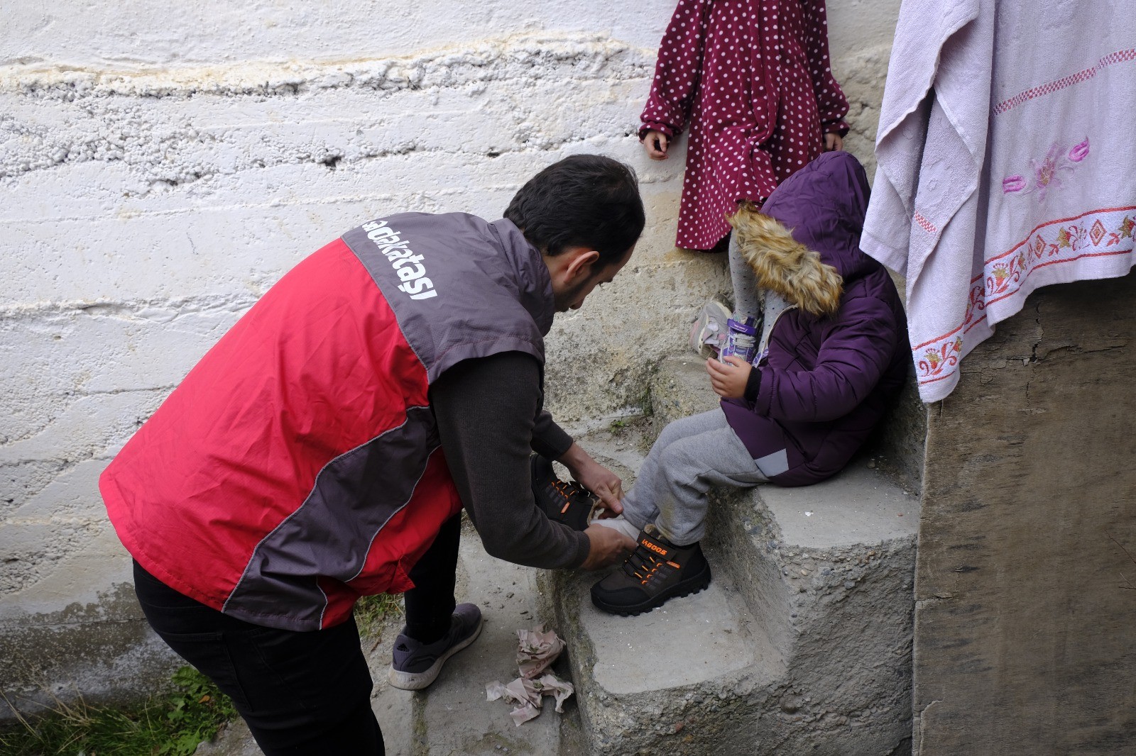 Sadakataşı 15 ilde kış yardımları gerçekleştirdi