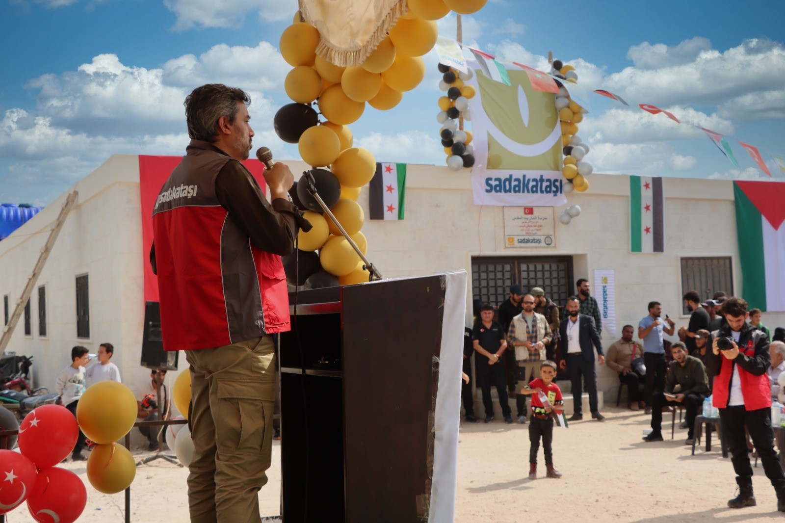 Sadakataşı Cinderes’te okul ve ev açılışları gerçekleştirdi