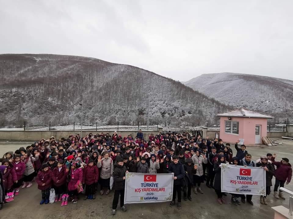 Sadakataşı çocukların yüzlerini güldürdü