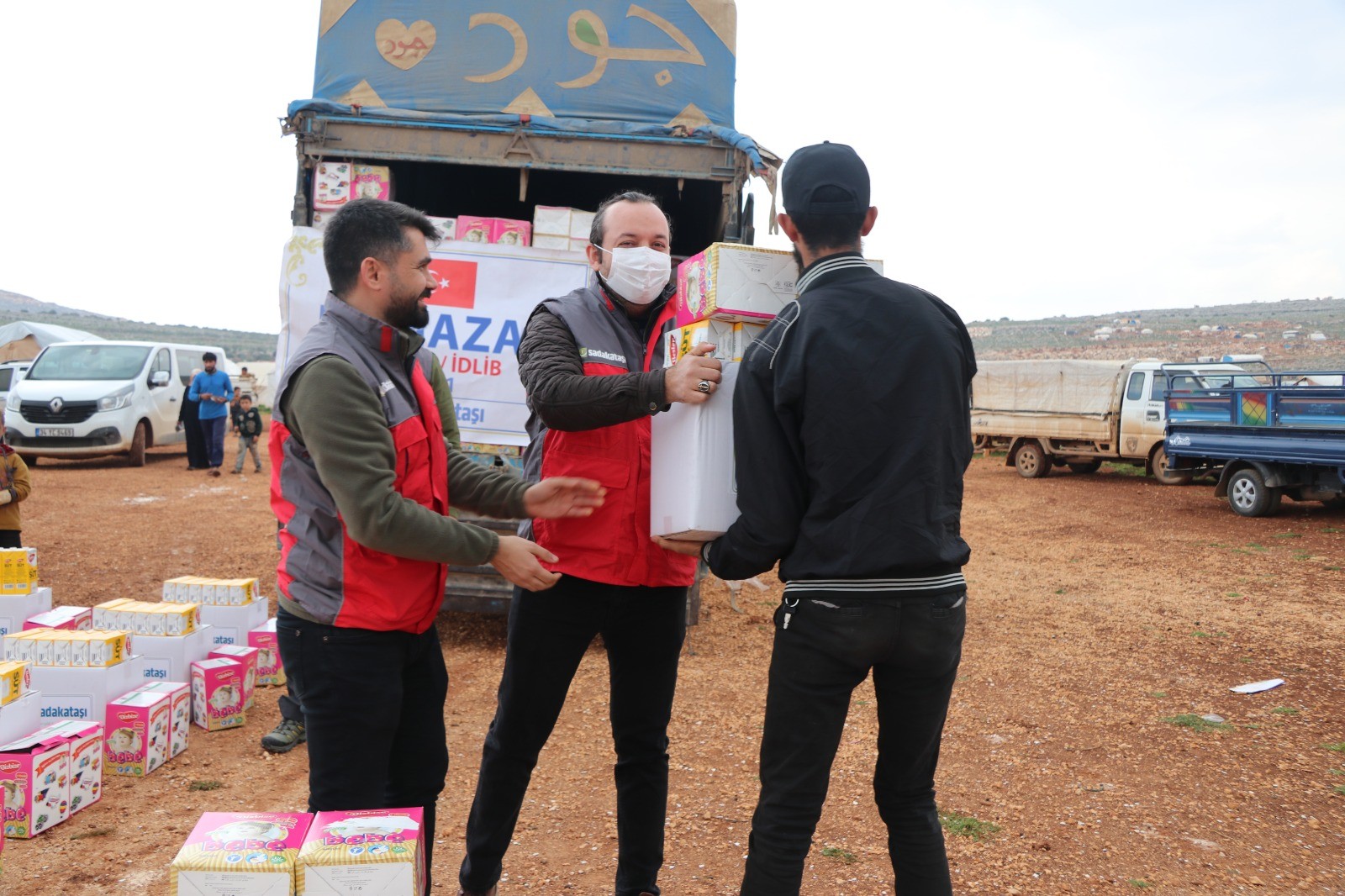 Sadakataşı İdlibli mültecilere Ramazan yardımı ulaştırdı