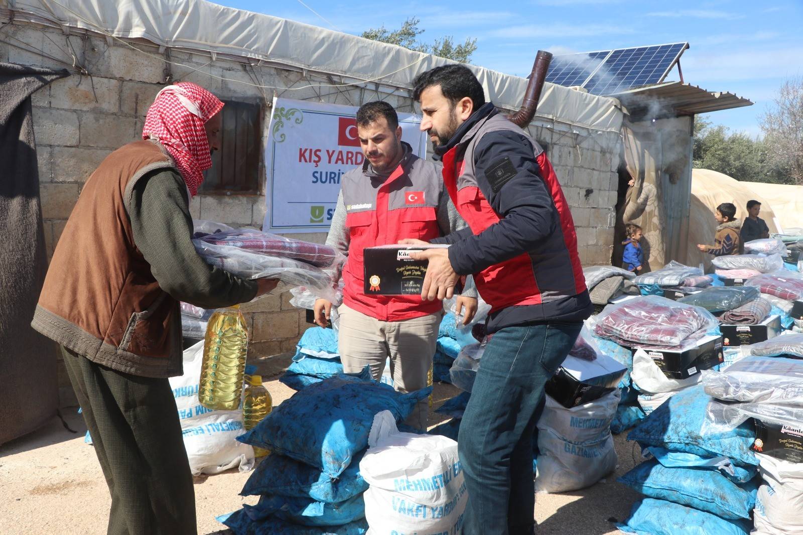 Sadakataşı İdlibli mültecilere yardım ulaştırdı