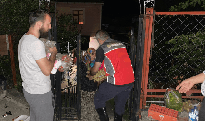 Sadakataşı Karadeniz’e yardım ulaştırmayı sürdürüyor