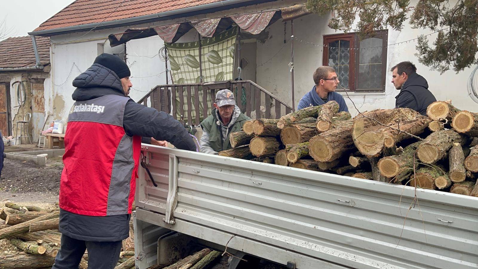 Sadakataşı kış yardımlarına başladı
