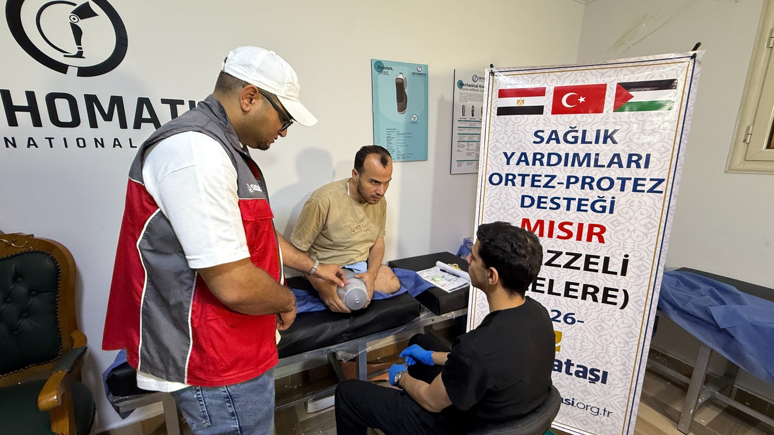 Sadakataşı Mısır’daki Gazzeli ailelere nakdi yardım ve protez ulaştırdı