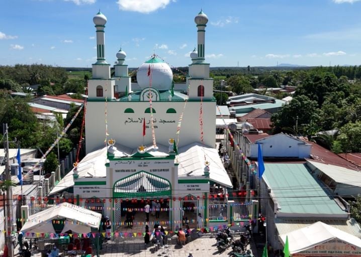 Sadakataşı Vietnam’da cami ve okul açılışı gerçekleştirdi
