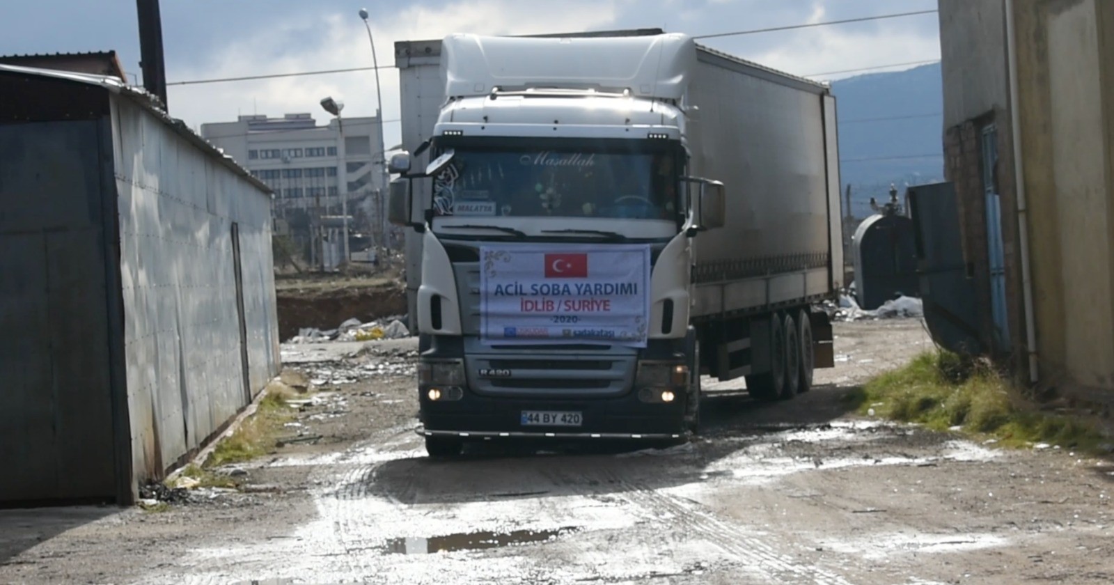 Sadakataşı’ndan İdlib’e 7 TIR insani yardım