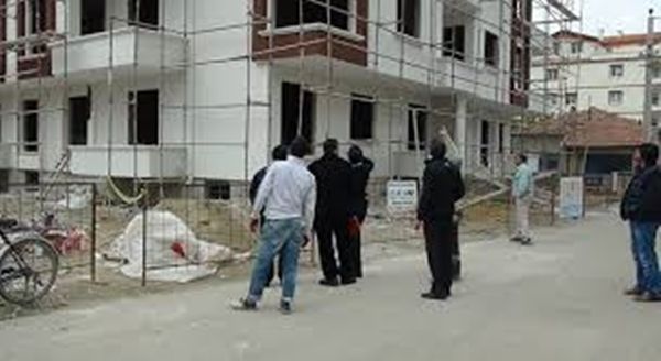 İnşaat iskelesinden düşen işçi ağır yaralandı