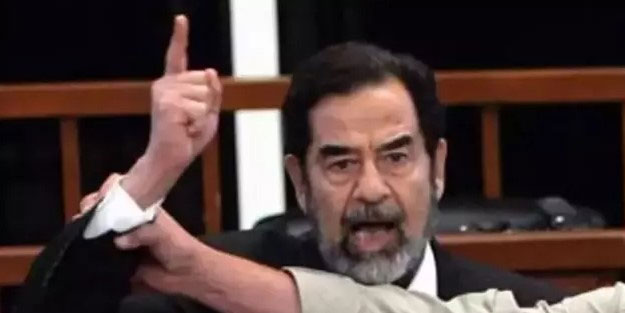 Saddam Hüseyin'in idam edilmeden önceki fotoğrafı paylaşıldı! Kalbinin üzerinde tuttuğu şey duygulandırıyor