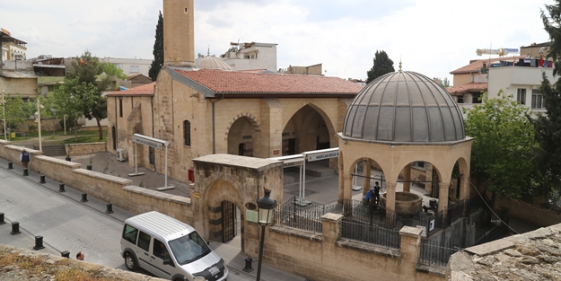Sade güzelliğiyle göz dolduruyor: Şirvani Camii