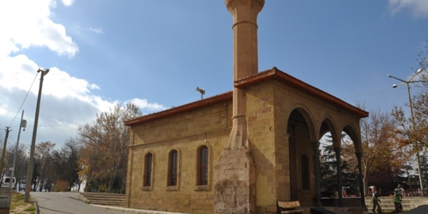 Sade yapısıyla göze çarpıyor: Rahmaniye Camii