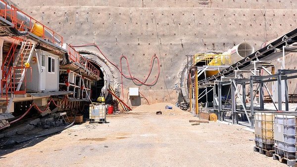 Sadece 1 buçuk saate düşecek! En uzun demiryolu tünelinde ışık göründü