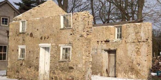 Sadece 3 duvarı olan evi villaya dönüştürdü