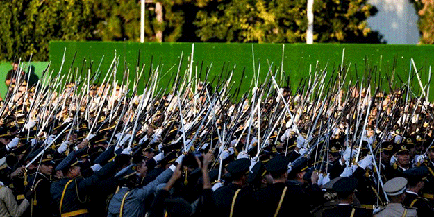 Sadece aklımızla alay etmeyin! Yemeyin bizi mezun oldular öyle mi?