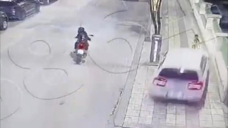 Sadece kaldırımda yürüyordu! Trafik canavarı 15 yaşındaki çocuğu hayattan kopardı