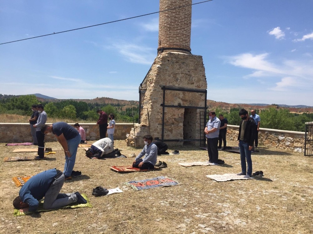 Sadece minaresi kalan cami avlusunda 100 yıl sonra namaz sevinci 