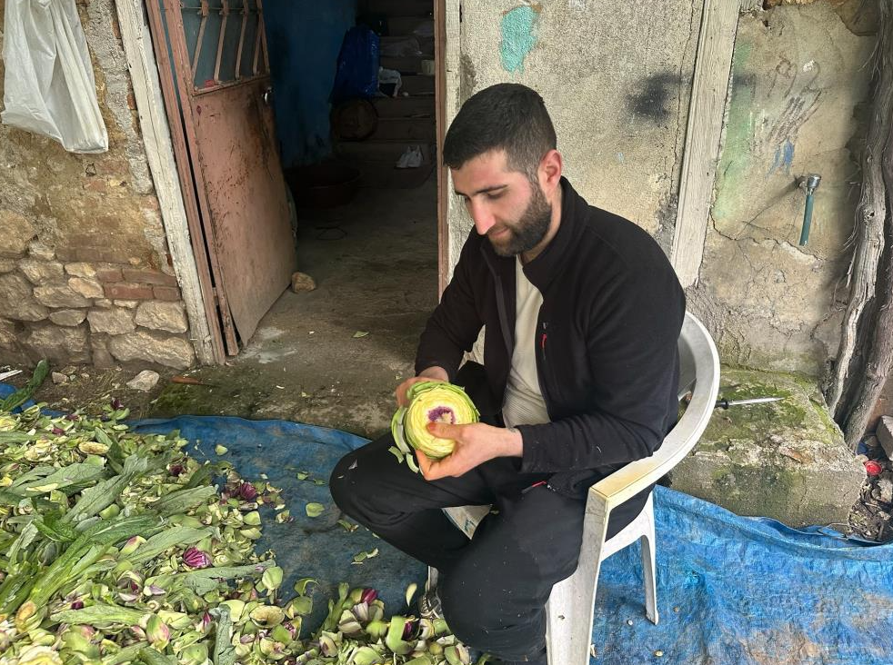Sadece soyuyor! Aylık maaşı dudak uçuklattı