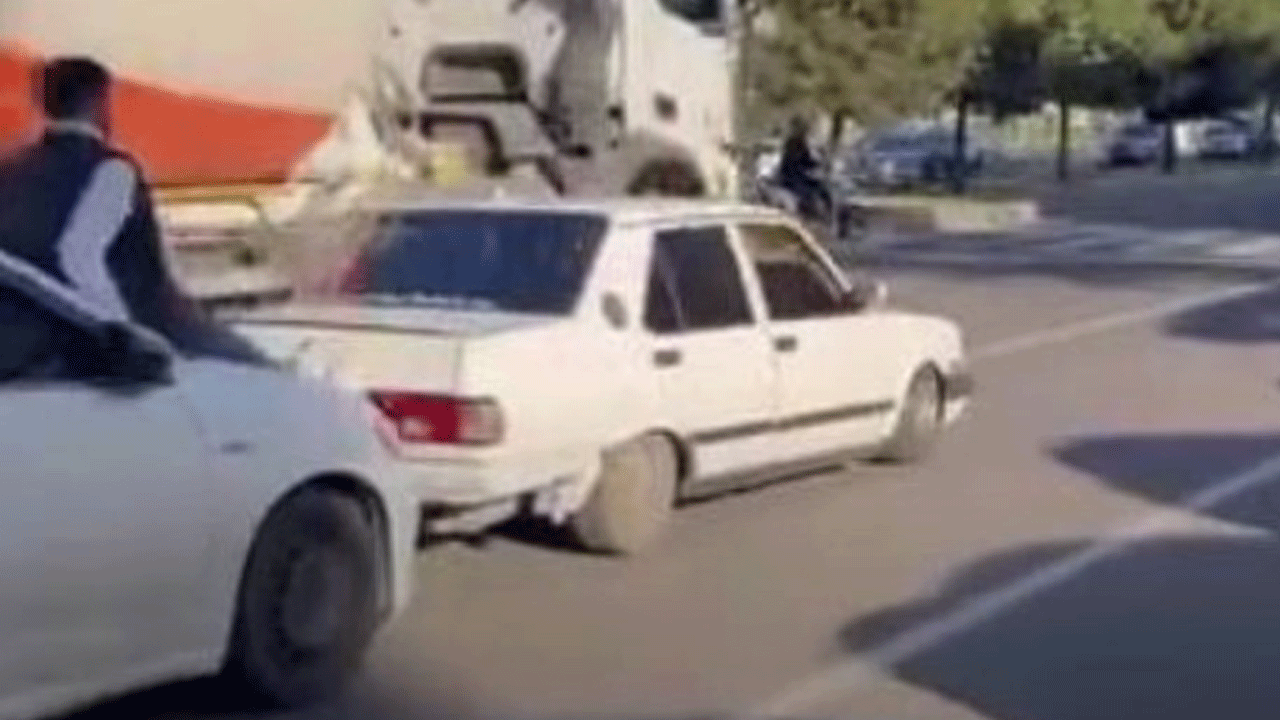 Sadece Türkiye'de olur: Yolda kalan Tofaş'ı ayaklarıyla ittirdi!