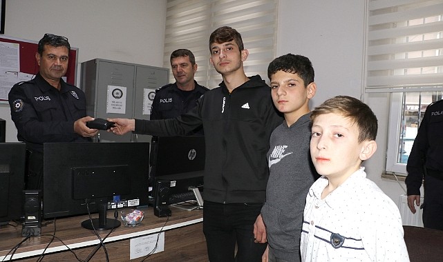 Şadırvanda buldukları cüzdanı teslim ettiler