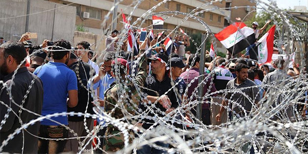 Sadr yanlıları parlamento binasını bastı