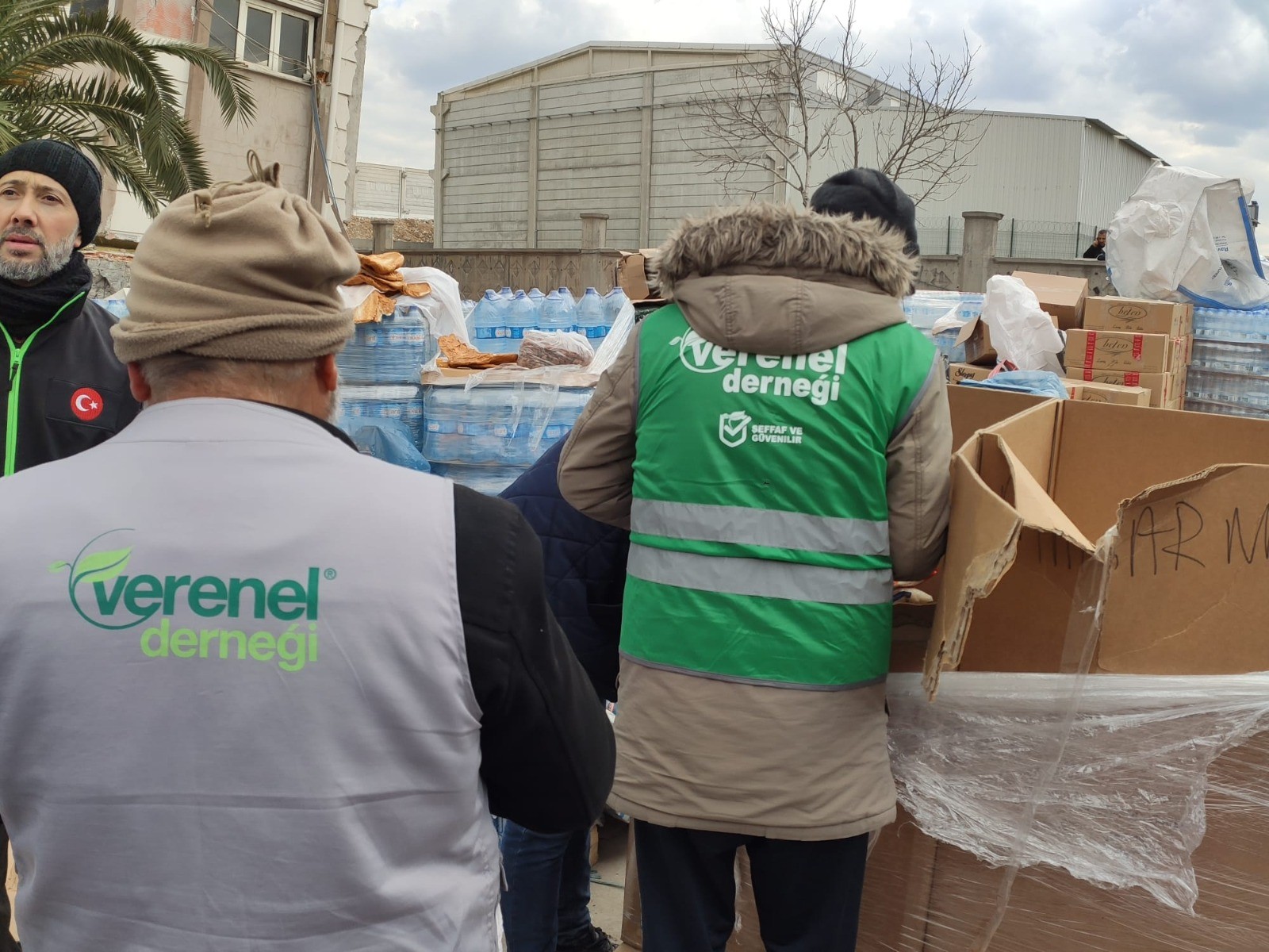 Safa Vakfı ve Verenel Derneği, 410 TIR insani yardım malzemesi götürdü
