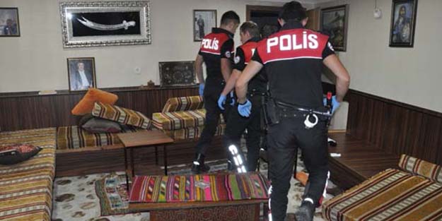 Şafak baskını yapan ekipler şoke oldu! Mescitte silah deposu ayakkabılıkta gizli geçit