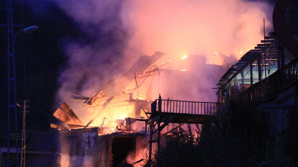 Safranbolu’da 2 katlı kafe çıkan yangında kül oldu 