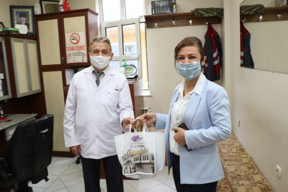 Safranbolu’da berber ve kuaförlere temizlik kiti dağıttı 