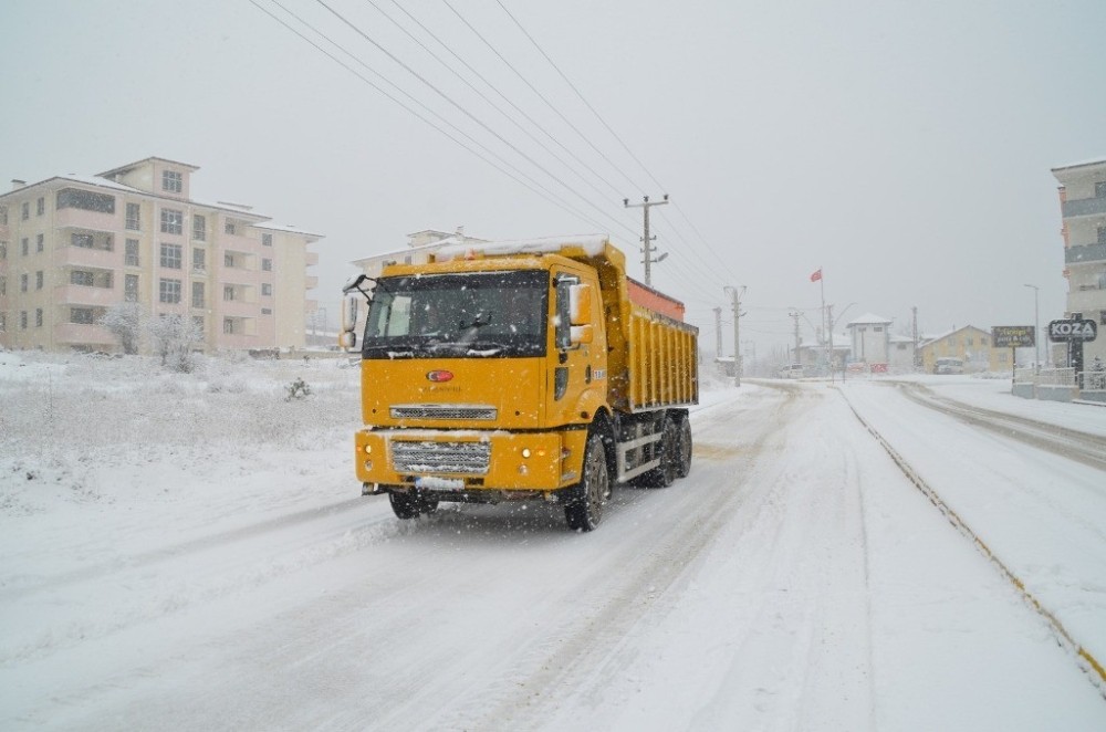 Safranbolu’da kar küreme ve tuzlama çalışması 