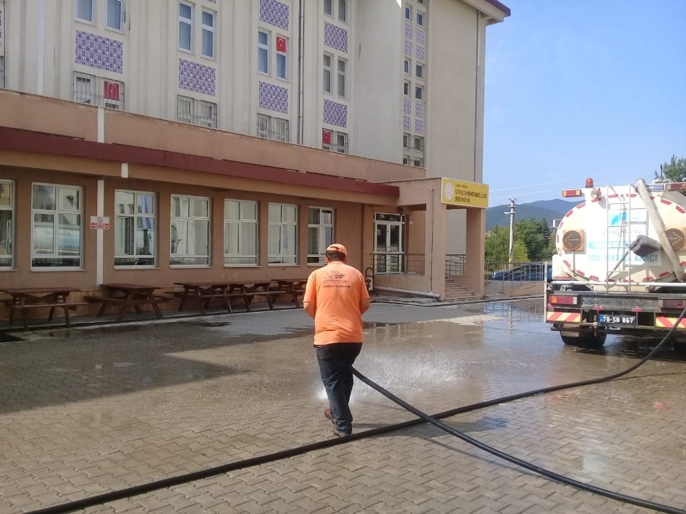 Safranbolu’da okul bahçelerinde temizlik 