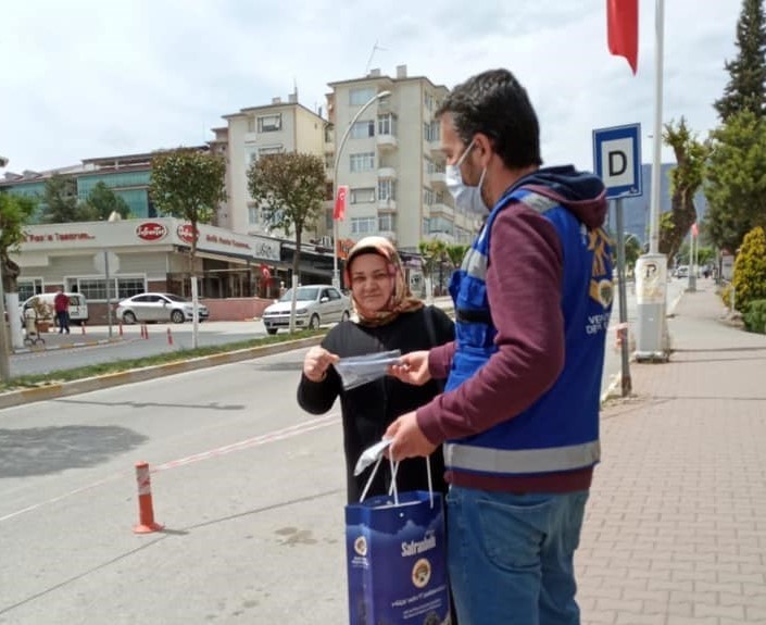 Safranbolu’da vatandaşlara maske dağıtıldı 