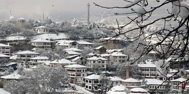 Safranbolu'nun tarihi konakları beyaza büründü