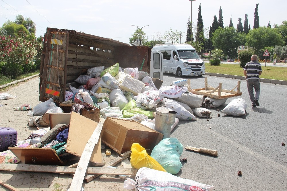 Şaftı kırılan kamyon yoldan çıktı, 2 yaralı 