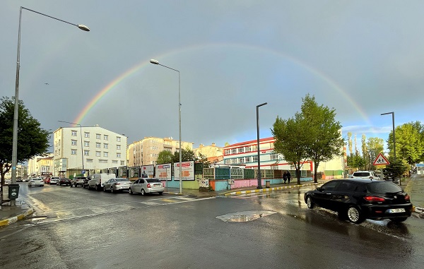 Sağanağın ardından gökkuşağı sürprizi