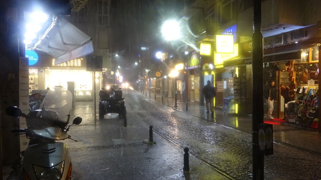 Sağanak Çanakkale’yi vurdu! Sokaklar göle döndü, iş yerlerini su bastı