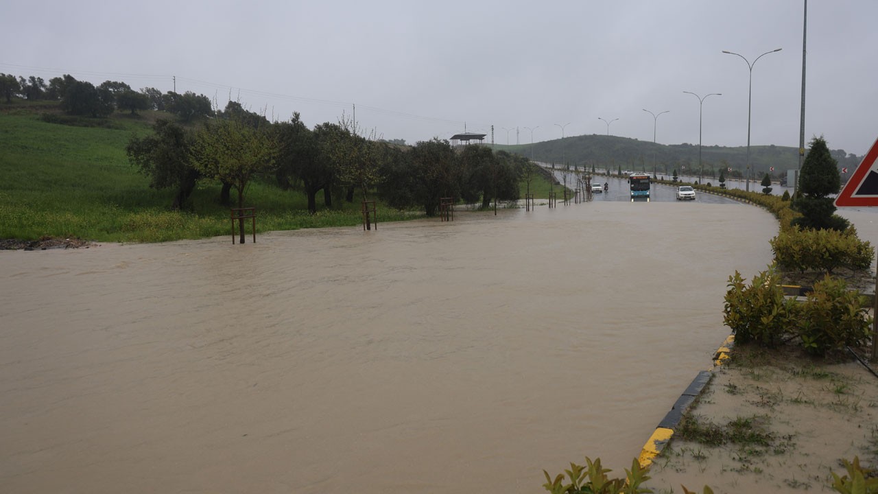Sağanak hayatı felç etti! O ilçede okullar 1 gün tatil
