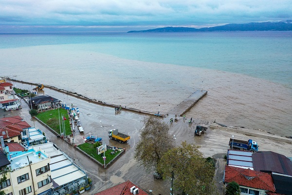Sağanak hayatı olumsuz hale getirdi! Turistik bölge tanınmaz hale geldi