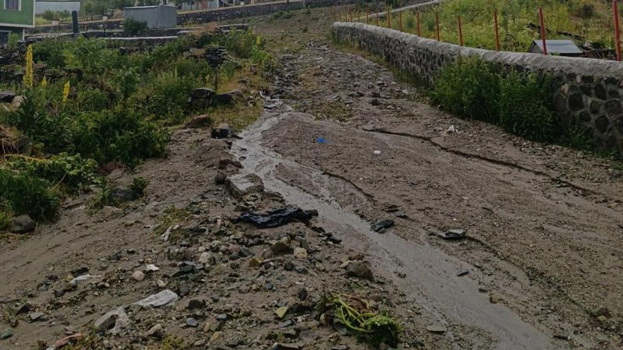 Sağanak nedeniyle köy yolları zarar gördü