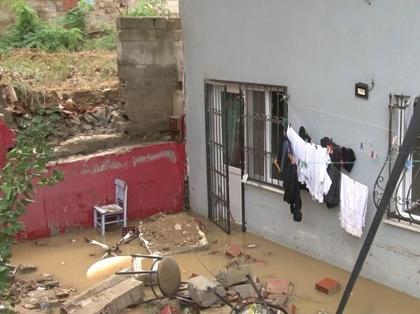 Sağanak sebebiyle inşaatın duvarı yıkıldı!