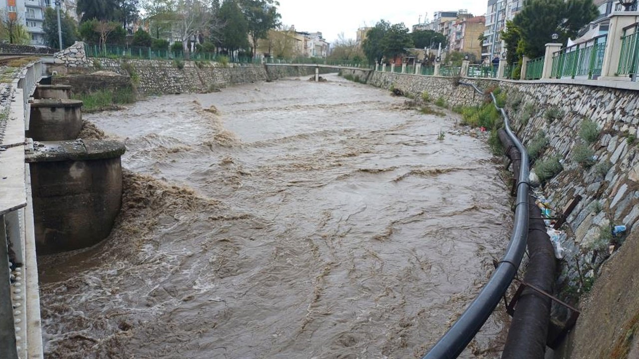 Sağanak sonrası Tabakhane Deresi coştu
