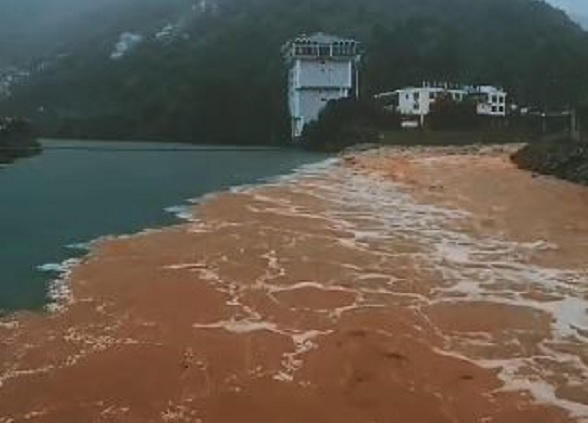 Sağanak sonrası taşan dereler Çoruh nehriyle böyle buluştu