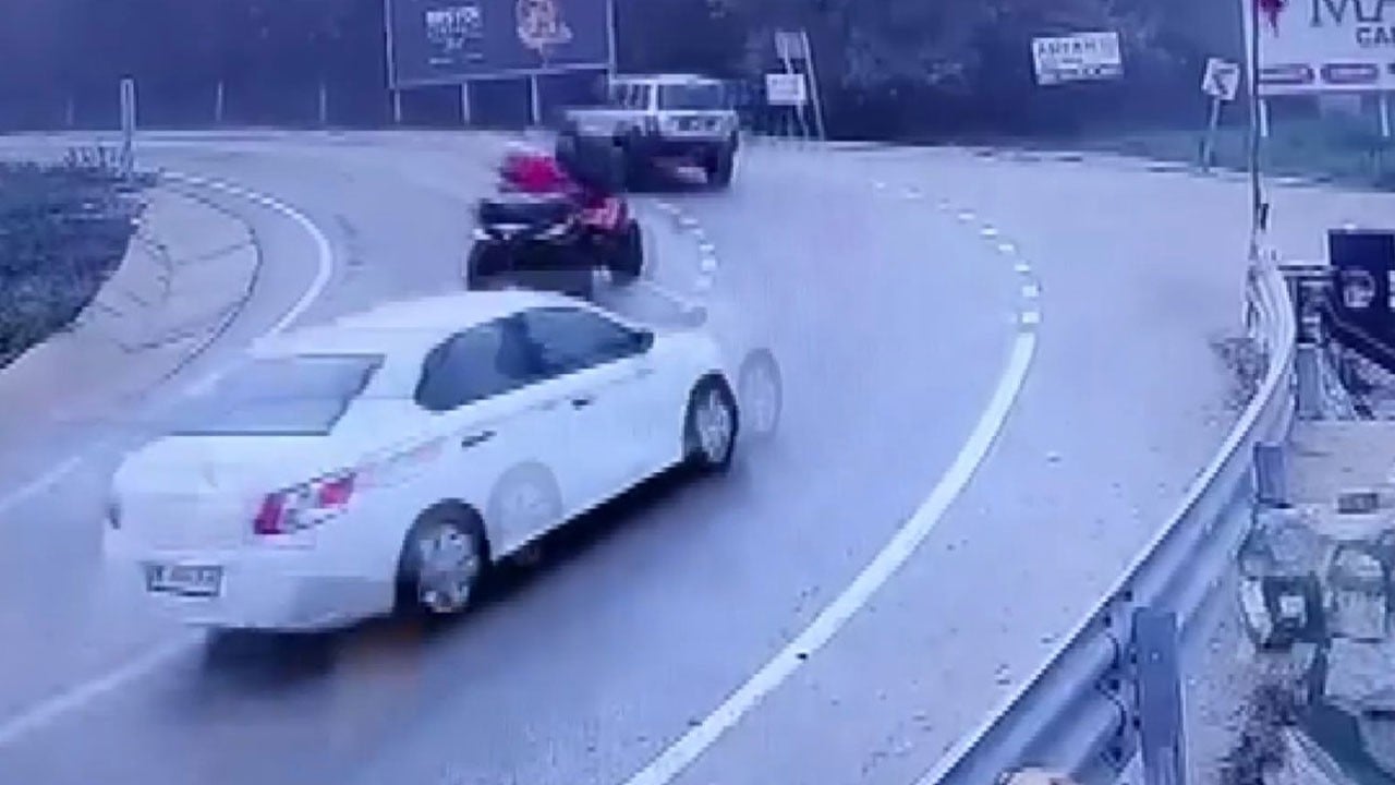 Sağanak sonrası yollar kayganlaştı! Aynı virajda dakikalar içinde peş peşe kaza