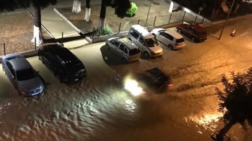 Sağanak su baskınlarına neden oldu