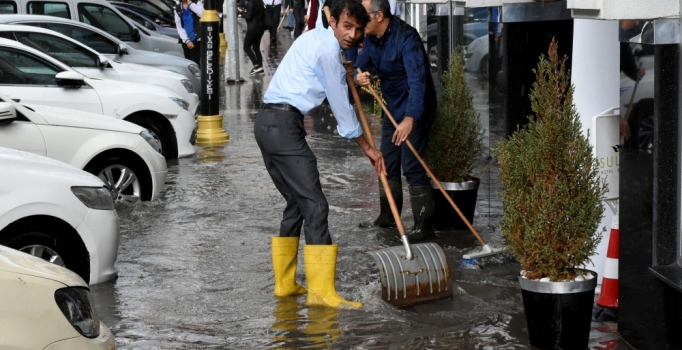 Sağanak ve dolu hayatı felç etti