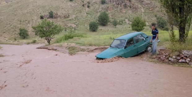 Sağanak ve dolu Kırıkkale'de çiftçiyi vurdu